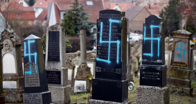 svastiche-sulle-lapidi-del-cimitero-ebraico-di-Quatzenheim