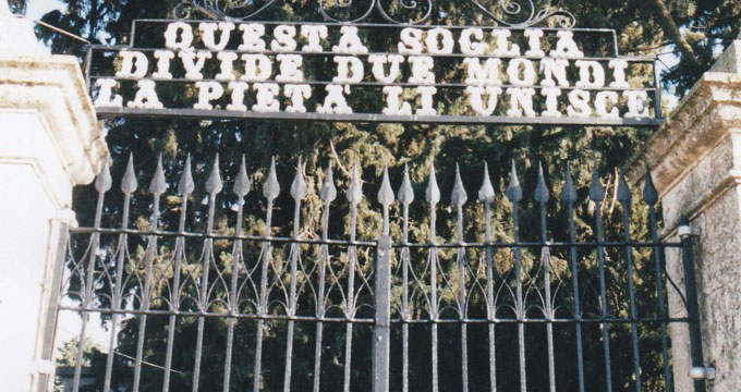 Marano, il cimitero diventa part-time. E i morti devono aspettare la mattina per essere interrati.