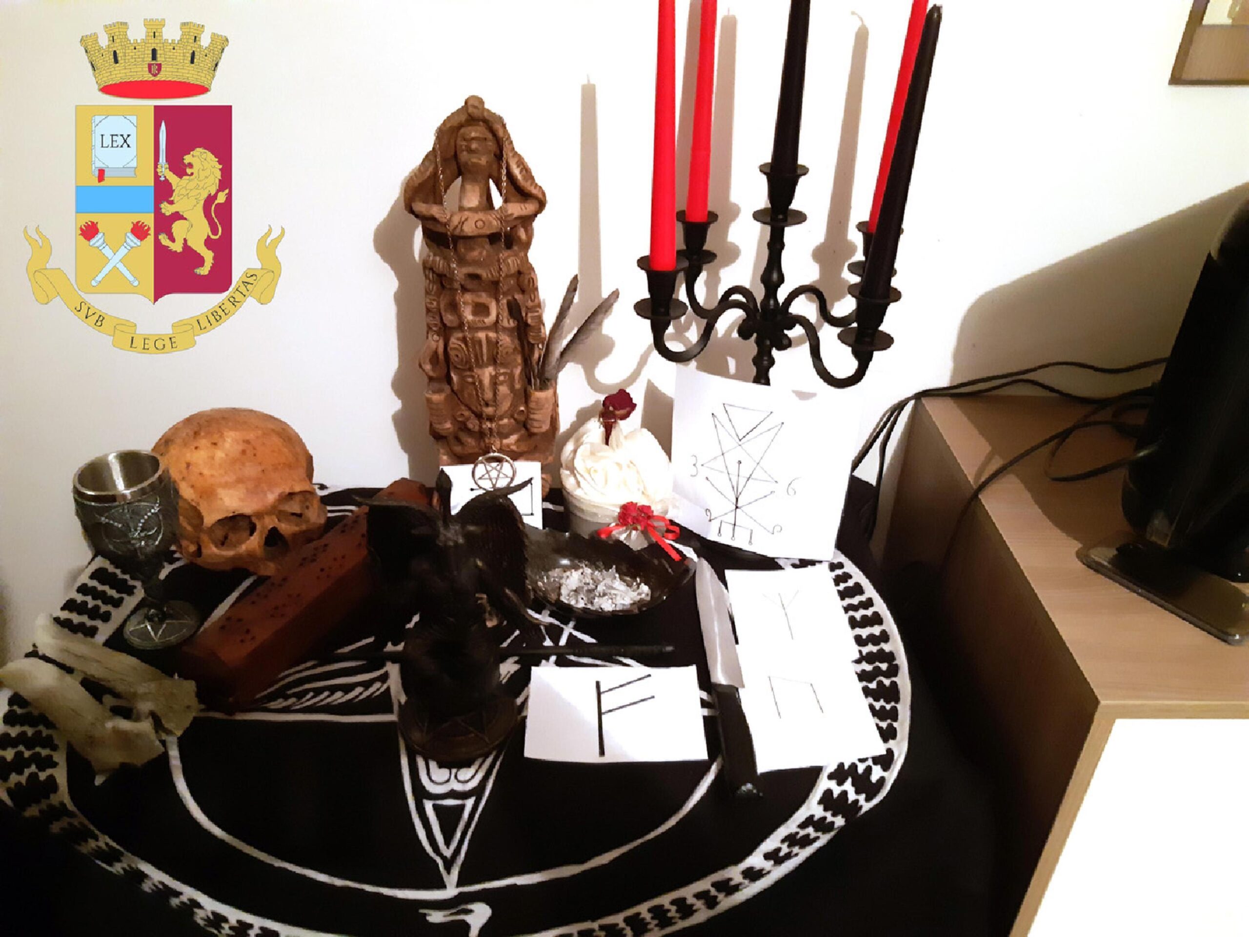 Sette sataniche a Piacenza, altare con idoli pagani e teschio: 3 denunciati.
