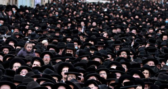Gerusalemme. In ventimila ai funerali del rabbino morto di Covid.