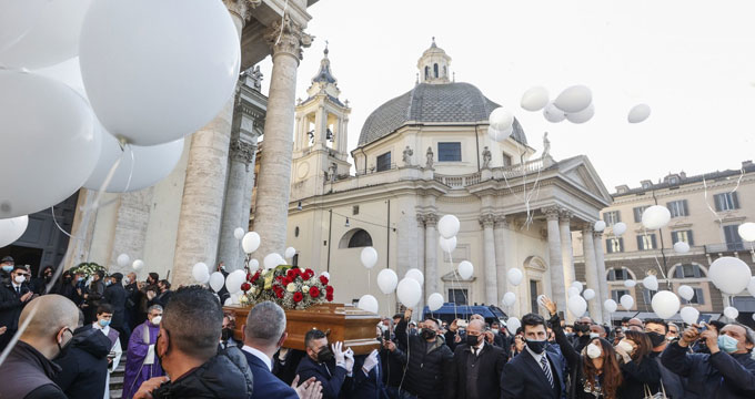 c1 Roma. Musica e palloncini per l’ultimo saluto al dj Claudio Coccoluto.