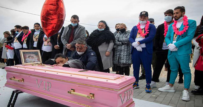 Roma. Una bara rosa per l’addio a Sheena, uccisa da un’auto della Polizia.