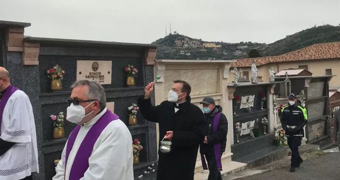 sezze Sezze. Dopo l’inchiesta giudiziaria, nuova benedizione per il cimitero.