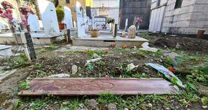 Napoli. Dopo il taglio dell’erba emergono gli orrori nel cimitero di Miano.