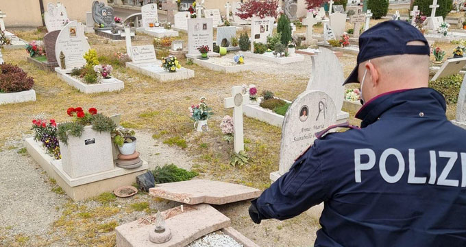 padova Padova. Devastano il cimitero: sarebbero adolescenti “annoiati”.