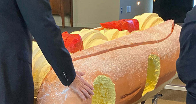 pastarella Nuova Zelanda. Si fa seppellire in una bara a forma di pastarella.