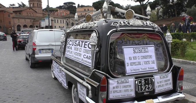 roma Roma. Più di duemila bare stipate nei depositi: la protesta delle pompe funebri.