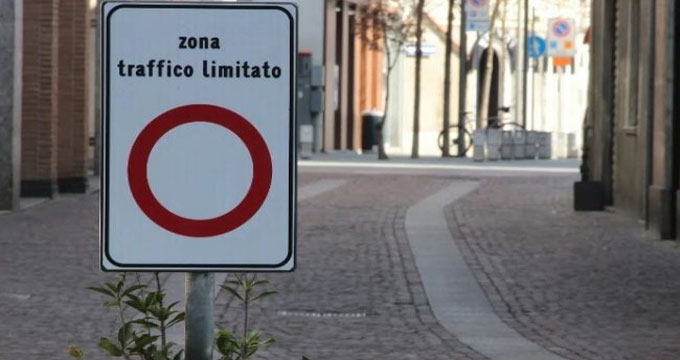 Rho. Transita nella Ztl: carro funebre multato durante il funerale.