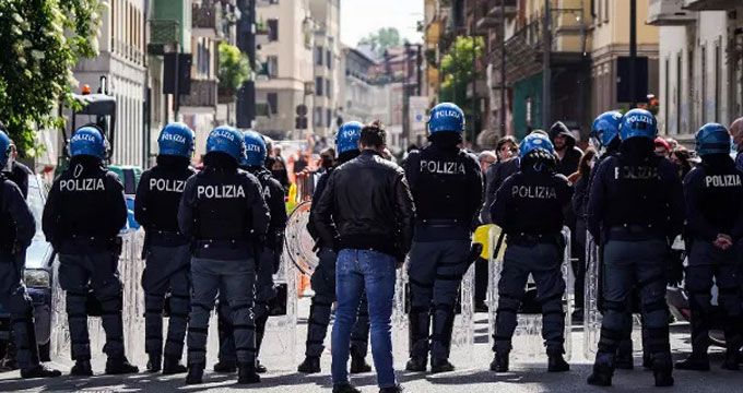 forzeordine I suicidi in divisa sono un tabù di cui nessuno vuole parlare.