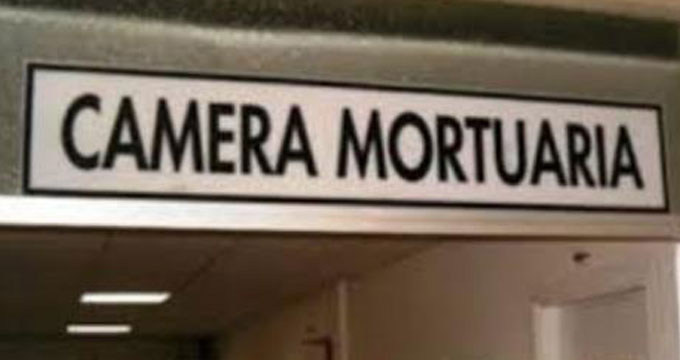 Palermo. Sfonda la porta dell’obitorio per vedere il padre morto.