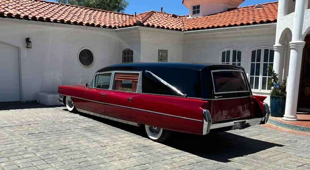 Eleganza e tradizione: Cadillac del 1964 trasformata in autofunebre di lusso.