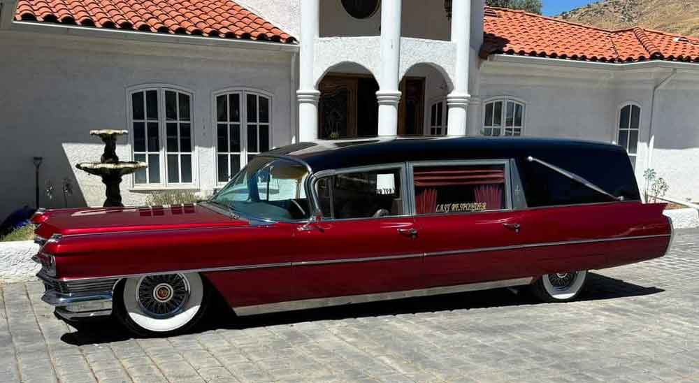 Eleganza e tradizione: Cadillac del 1964 trasformata in autofunebre di lusso.