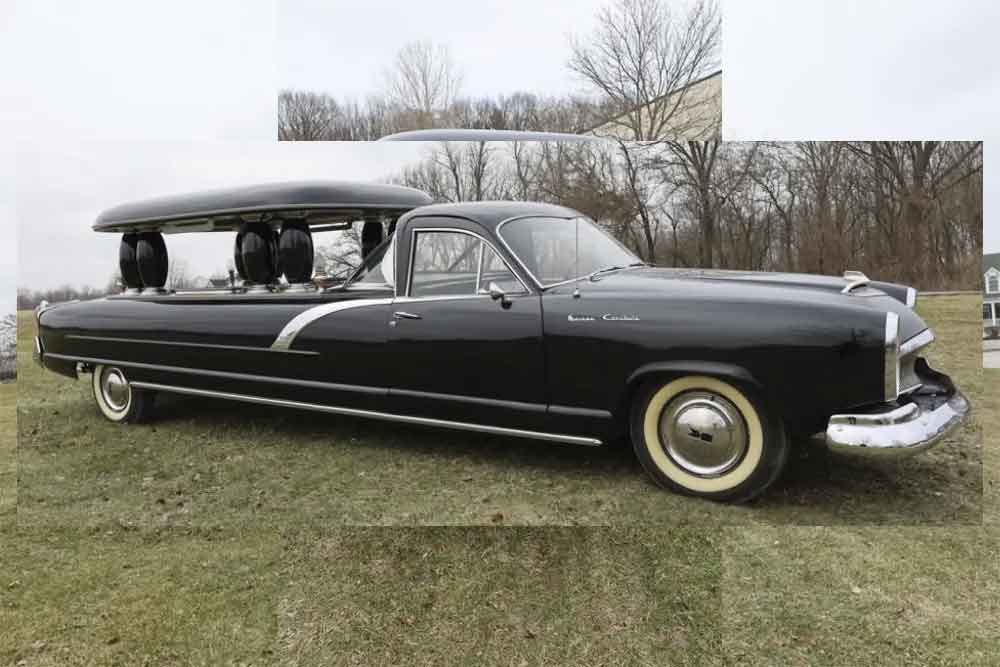 Kaiser Carabela Hearse del 1960. Eleganza e storia nel mondo dei vicoli Funebri.