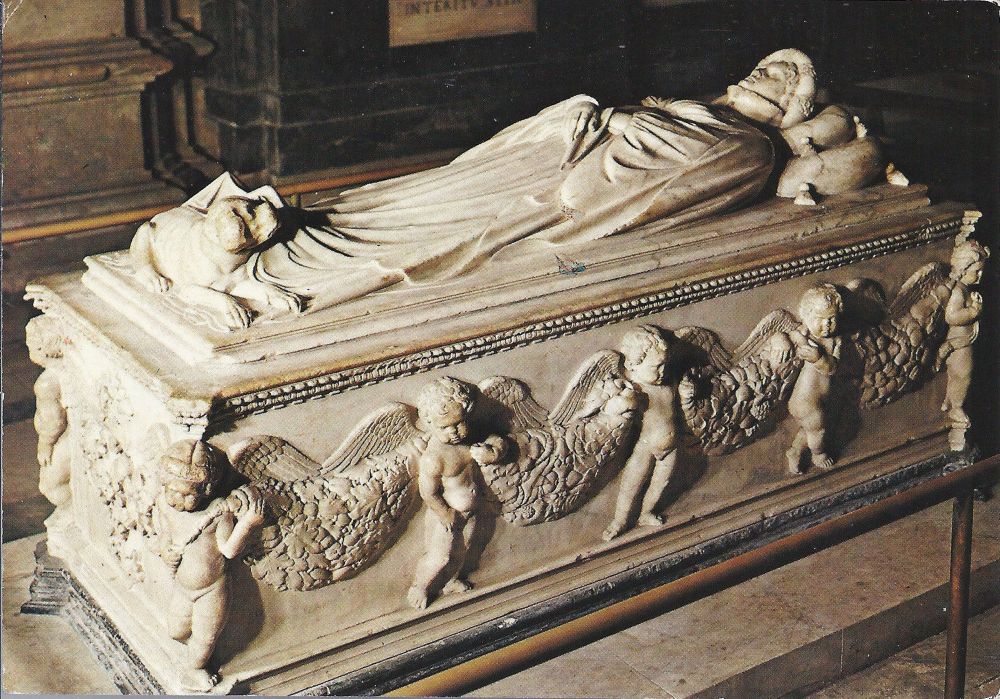 Il piccolo cane di Ilaria del Carretto: una storia di amore eterno scolpita nel marmo.