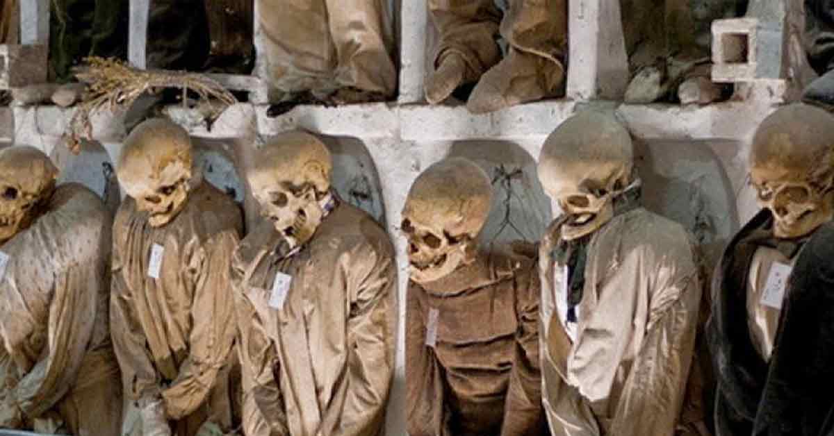 Cimiteri strani nel mondo Cimiteri strani nel mondo: viaggio-racconto tra riti e misteri.
