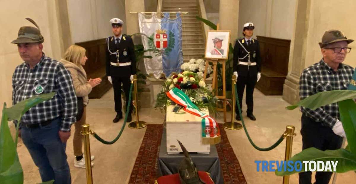 Treviso saluta Giancarlo Gentilini: oltre duemila persone ai funerali dell’ex sindaco.