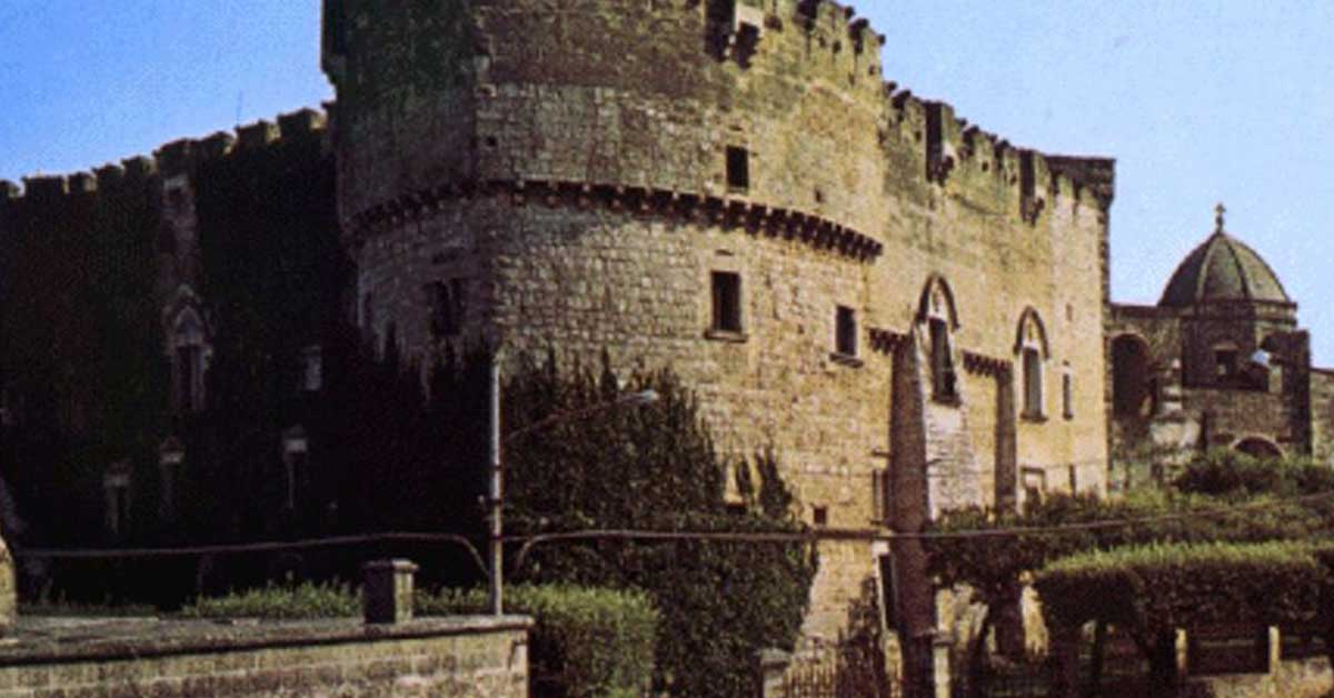 Il fantasma della felicità: uno spettacolo teatrale tra storia e spirito ribelle della protagonista.