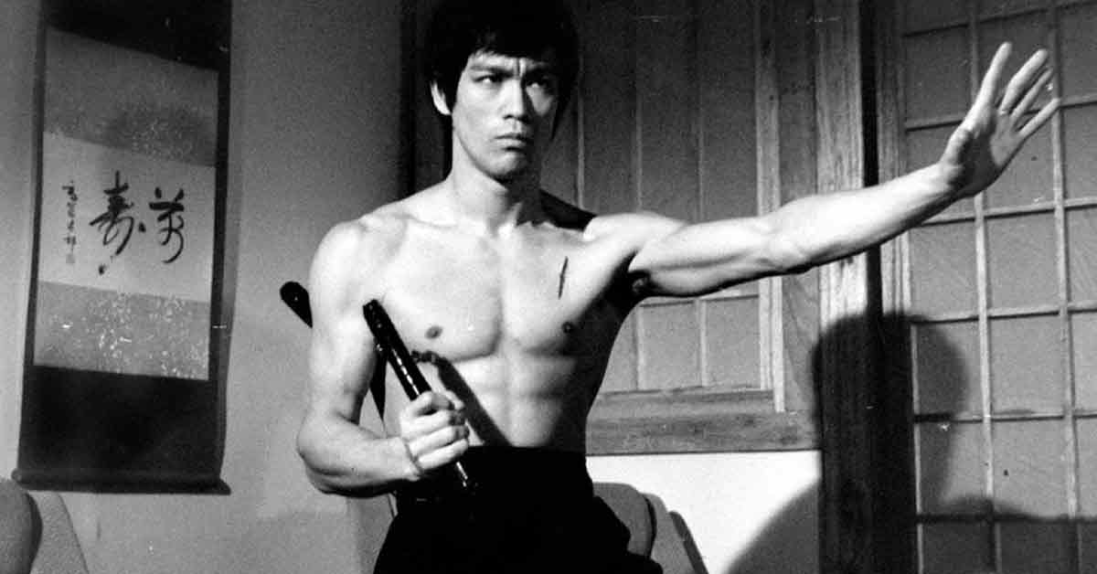 Bruce Lee 20 luglio 1973. Muore Bruce Lee, il piccolo drago che rivoluziona il cinema e le arti marziali.