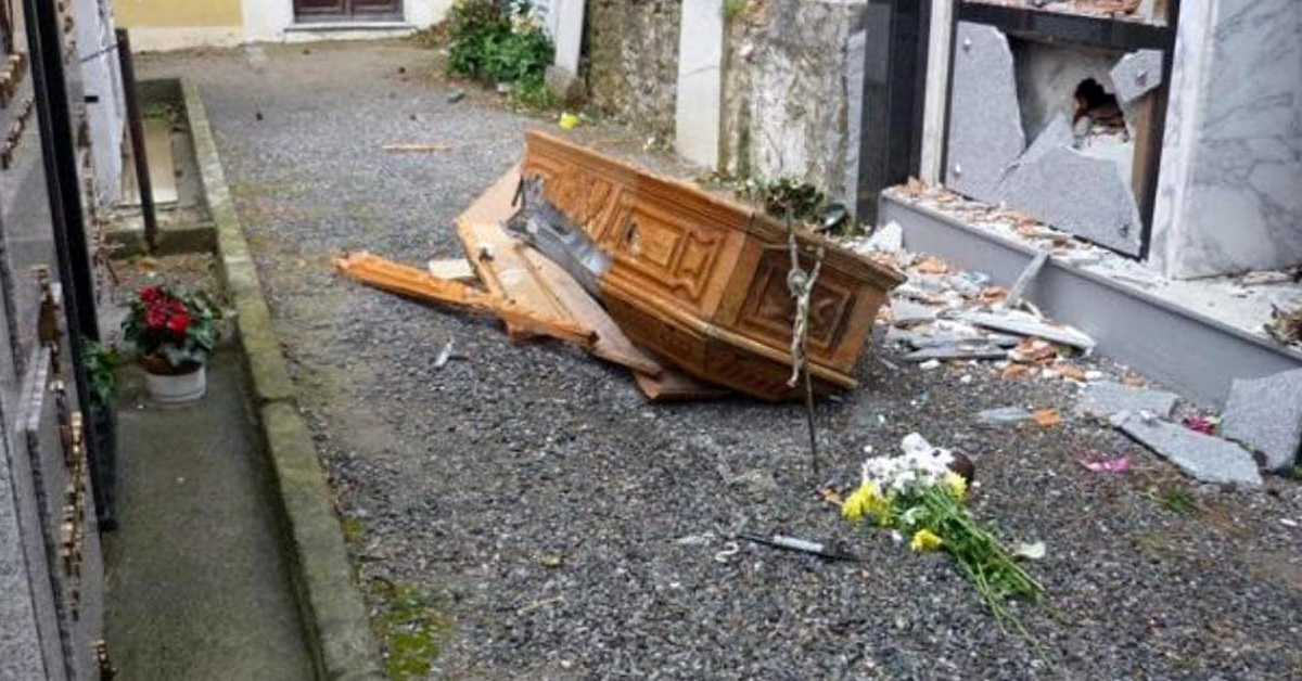 Tomba profanata al cimitero: tre ventenni a processo.