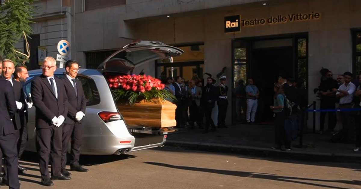 L’Italia intera saluta Pippo Baudo.