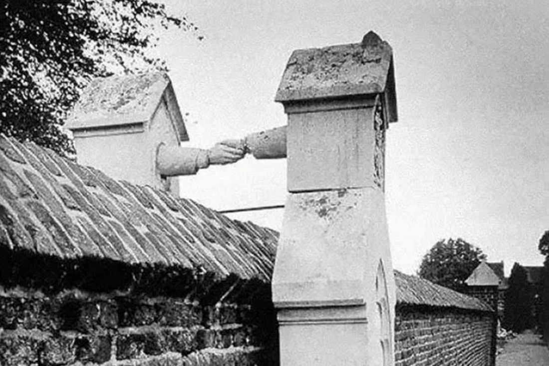 La tomba dalle mani giunte: una storia d’amore.