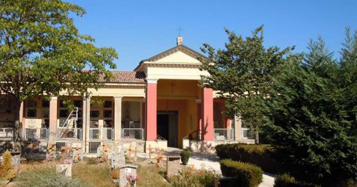 Selfie e video con ossa umane al cimitero: ragazzini denunciati.