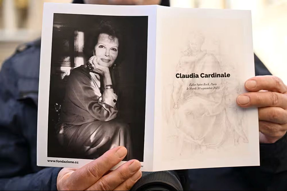 Funerali Claudia Cardinale: sobrietà parigina e valzer italiano.