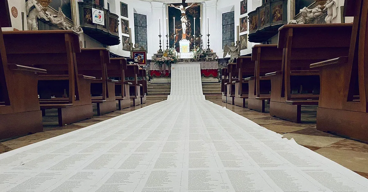 Rovigo: in chiesa un “tappeto” con i nomi dei bambini palestinesi e israeliani morti.