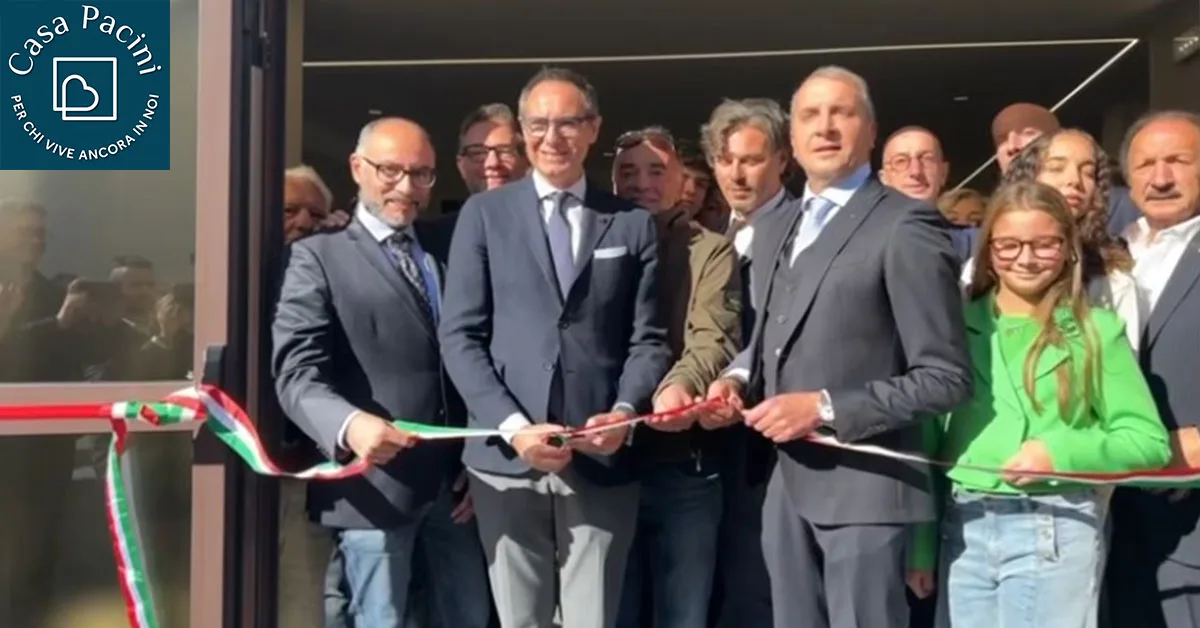 Nel suo intervento, il vicesindaco Daniele ha sottolineato l’importanza sociale di questa apertura: “È un atto di grande civiltà. Finalmente anche L’Aquila ha una casa funeraria, una struttura che alleggerisce le famiglie nel momento più drammatico e che ci avvicina agli standard delle grandi città italiane”. Una casa per il commiato, un dono alla comunità Casa Pacini non è solo un nuovo spazio per il rito funebre, ma un luogo che mette al centro la persona, le storie familiari e il rispetto del dolore. Un ambiente moderno, profondamente radicato nella tradizione aquilana, che segna un passo avanti nella cultura del commiato e si propone come punto di riferimento per tutto il territorio. Fabio Piccinini