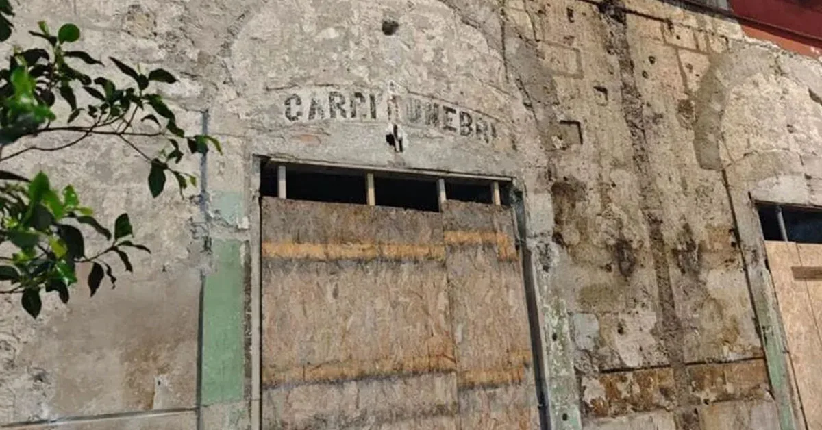 Una antica insegna “Carri funebri” riaffiora a Bari.